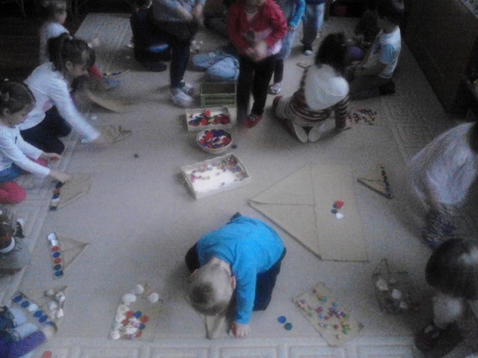 Mi az, amit építettél, alkottál? A gyerekek önkéntes alapon elmondhatják, hogy mit építettek a saját kis anyagukon. Miért ezt a tárgyat választottad? Ez egy nagyon kedves játék.