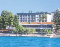 Orebics - Hotel Orsan*** Fekvése: Orebicsen egy csendes szép öbölben fekszik a szálloda, kilátással Korcsula városára, fenyôerdôben, 800 m-re a központtól.