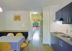 6 fôs apartman: 2 db 2 ágyas hálószoba, nappali 2 ággyal, konyhasarok étkezôsarokkal, fürdôszoba, erkély.