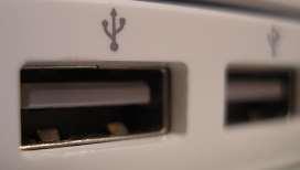 Universal Serial Bus Soros külső busz USB busz Plug-and-Play, elosztható (hub) Átviteli sebesség: 0,18-1250 MB/s (v3.