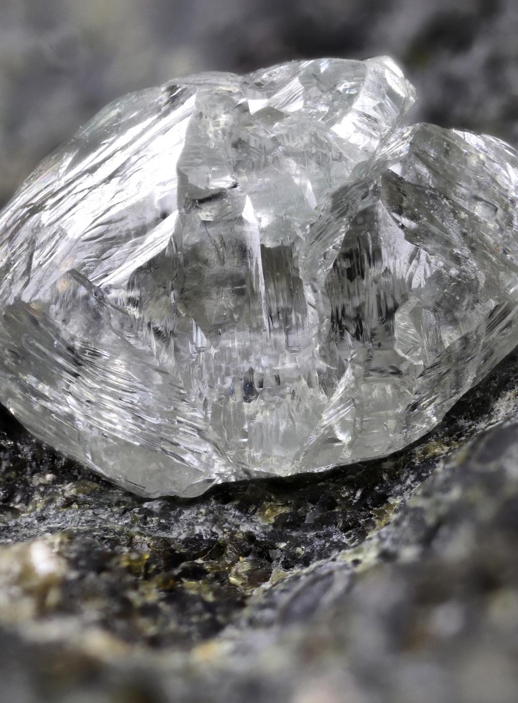 Milliárdok egy darab szénből. A gyémánt kialakulásához egyedülálló feltételek szükségesek: az adott földkéreg megfelelő széntartalma, magas nyomás és hőmérséklet.
