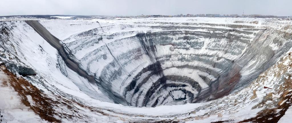 GYÉMÁNT Kép: Gyémánt bánya Szibériában. A m é l y b ő l a t ő z s d é r e? Miután a nyers gyémántot kibányásszák alávetik az úgynevezett 4C* vizsgálatnak, ami alapján eldől, drágakő minősítést kap-e.
