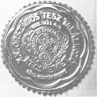 Társadalmi Erdei Szolgálat TESZ találkozó 98 4-301 E: Középen erdeszcsillag, alatta körben virágdíszítés, amelyből két oldalra egy-egy tölgylevél nyúlik ki és közrefogja a TÁRSADALMI ERDEI SZOLGÁLAT