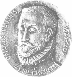 Clusius emlékérem 82 4-/05 E: Középen bajuszos, szakállas férfiarc rakott körgallérral, nyaktól jobbra mesterjegy.