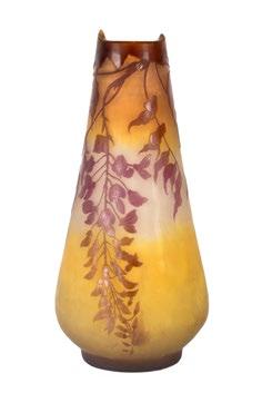 150. Váza / Vase Gallé, Nancy, 1904/1906, formába fúvott, réteges üveg, akácvirág mintájú csiszolt és maratott díszítéssel, oldalán jelzett: