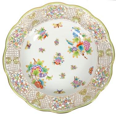 1900, painted, etched, layered glas, with forest-trees motifs, signed at the button: Daum Nancy m/h: 42 cm Kikiáltási ár: 850 000 Ft Starting