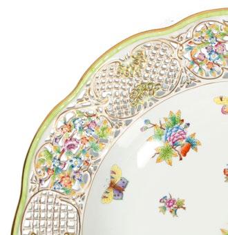 Dísztál / Decorated bowl Herend, 1960 körül, festett, mázas porcelán, Viktória mintás díszítéssel, áttört perem résszel, alján jelzett: Herendi