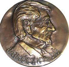 Az is, hogy itt bemutathatom (-juk) a mûvet. Igazán karakteres érmet nehéz készíteni valakirõl ezt biztosan állíthatom, bár a numizmatikához nem értek.