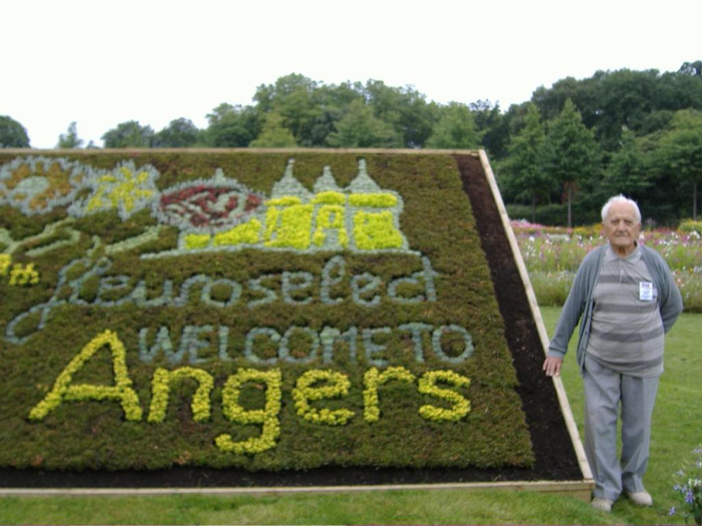 Modern dísznövénytermesztés és kereskedelem Szőnyegágyi kiültetés Angers-ban (a képen dr. Kováts Zoltán magyar egynyárinemesítő) 2./ Marketing és Kiállítás Bizottság.
