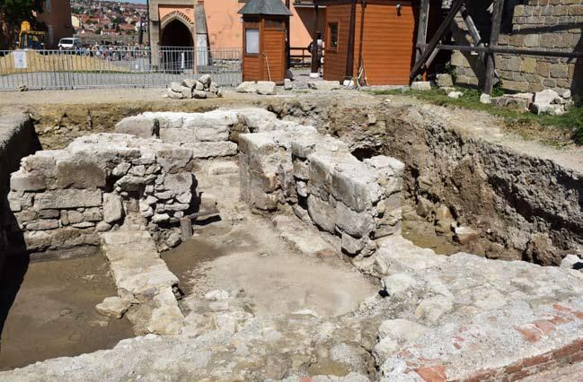 11. kép A visszabontott kerengőfalra, és az átépített románkori káptalani épületre ráépült 14. századi ház déli szárnya ták ide másodlagosan. A 14.
