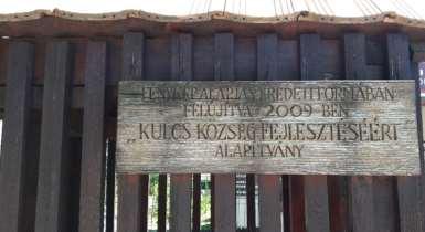 Hatok szoborcsoportja.