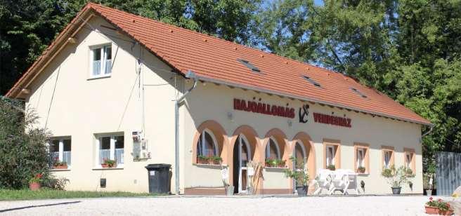 KULCS 17 DUNA-PARTI TERÜLET Kulcs község üdülőterülete jellemzően a Duna és a Deák Ferenc utca Göböljárás utca és folytatásaik közé ékelődő laza beépítésű, jelentős domborzati adottságú