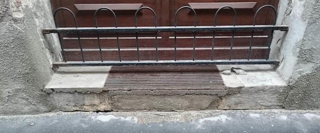 tengely (zeneműbolt). Új tömbkő fellépő, pinceszellőzővel.