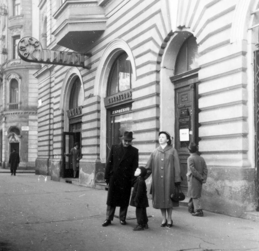 oldani, de egyéb beavatkozás nem szükséges. - főpárkány felső része valószínűleg eredeti, szépen tagolt és cizellált, ezzel nincs teendő.