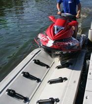 A felhajtó görgők a jet-ski aljához egyenként hozzáigazíthatók. Anyaga tartós, erős, UV-álló polietilén.