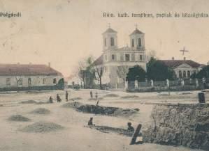 nyeregtetős épület, utcai homlokzatán középen