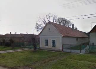 Az utcai homlokzat nyílásrendje: egy ablak és egy íves záródású tornác. Az udvari homlokzat tornácát beépítették. VÉDENDŐ: A lakóépület tömege.