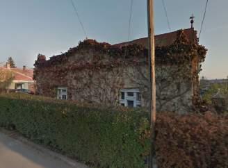 : 1352 JELENLEGI RENDELTETÉSE: lakóépület LEÍRÁSA: Az épület utcára merőleges tengelyű nyeregtetővel létesült, feltehetően a XX. század elején.
