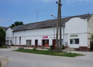 tengelyű tetővel létesült.