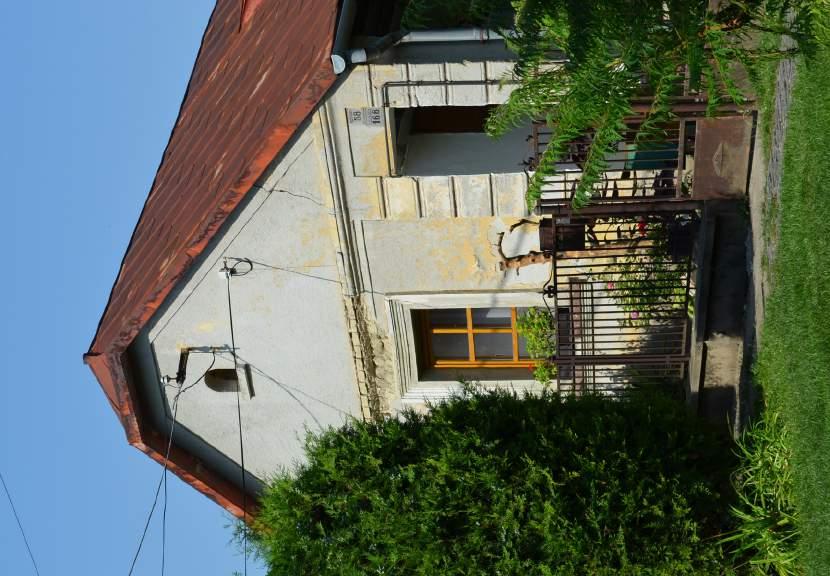 28 POLGÁRDI ÁLTALÁNOS ÉPÍTÉSZETI ÚTMUTATÓ 5 Az épületek, azok elhelyezkedése, a kerthez és az utcához képest kialakult viszonya, részleteik, arányaik, szín- és