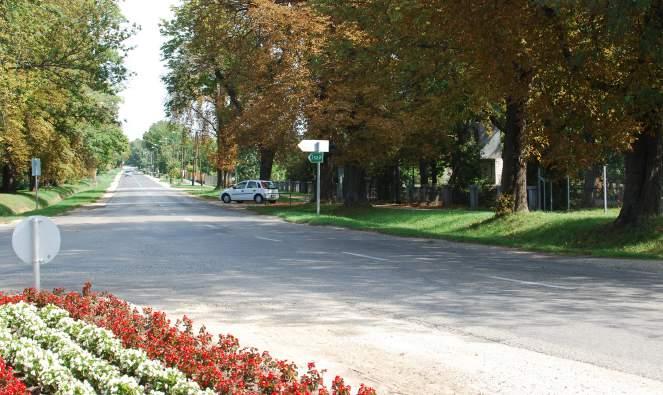 Egy szép előkert és a gondozott közterület emeli a ház fényét is, ahová öröm hazatérni.
