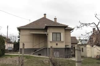 A típustervekből született, általában 10x10 m-es házak egy kor lenyomatai, melyek az egész országban