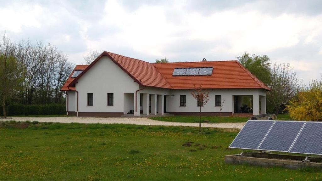 AJÁNLÁSOK / TELEPÜLÉSI PÉLDÁK Homlokzatképzés, anyaghasználat Az üdülő és a különleges idegenforgalmi területeken az elvárások azonosak a lakóterületeken megfogalmazottakkal.