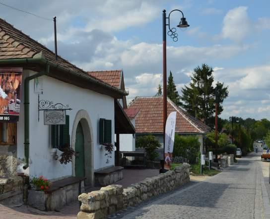 A pincék többsége egy ütőér-szerű utcára fűződik fel, fölöttük