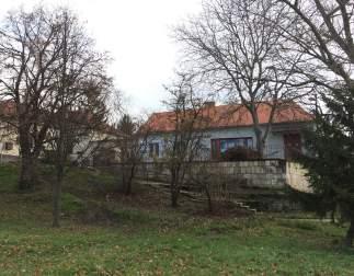 bír. Az enyhén lejtős terepeknél épületünket szerkesszük/vágjuk bele
