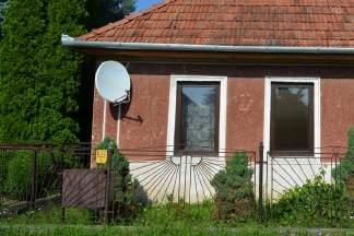 NAPELEMEK, NAPKOLLEKTOROK A tetőre rögzíttett napkollektor, szolár vagy fotovoltaik berendezéseket az - utcakép védelmében - az utcafronttól a lehető legtávolabb, lehetőleg a hátsókerti tetőfelületen