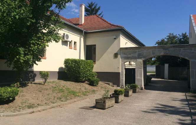 Egy szép előkert és a gondozott közterület emeli a ház fényét is, ahová öröm hazatérni.