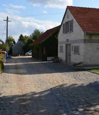 ETYEK 65 A közterületi burkolatoknál részesítsük előnyben a természetes, újrarakható,