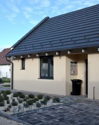 A kővel burkolt homlokzati felület jó arányban áll a nem burkoltakkal, ugyanakkor kellően,
