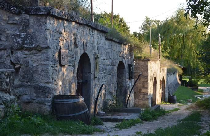 98 ETYEK PINCÉK A magyar borkultúra ősi és élő hagyományainak legszebb építészeti emlékei a borospincék.