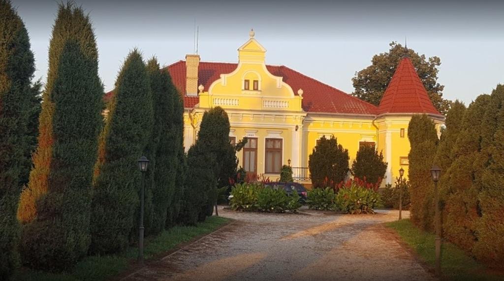 században több rokon kisnemesi család: a Görbedi, Palotai, Bogáti családok birtoka, de a Görbedi családbeliek az ekkortájt Nagypiricsének nevezett falu mellett Kispiricsét is birtokolták már a XVI.