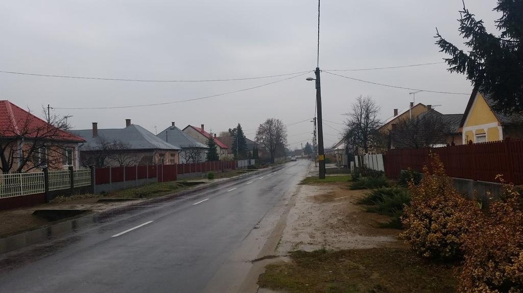 A telkek út felőli végén áll a hosszanti telekhatárra épült lakóház, beljebb következik a gazdasági udvar a gazdasági épületekkel. A központi részen volt található a templom.