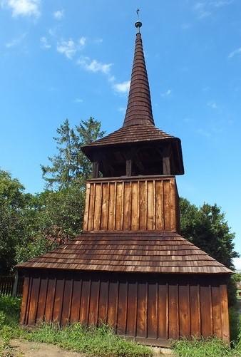 Lábazata ajtóval megnyitott, függőleges deszkázatú. Az alul kiszélesedő szoknyát is zsindely fedi.