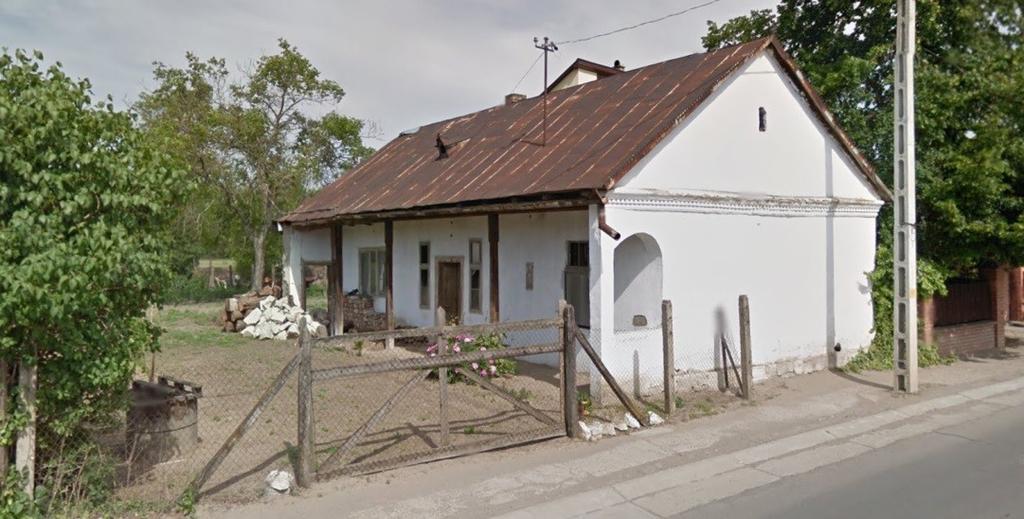 Általánosnak a szoba (elsővég)+konyha (pitvar) + szoba (hátsóvég) alaprajz tekinthető. Az épület vályogfallal készült.