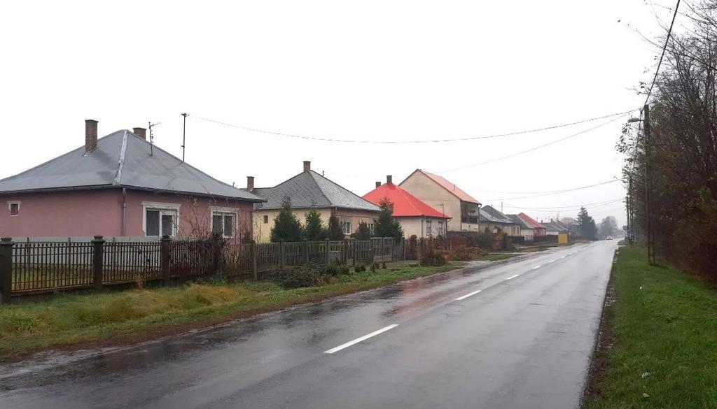 rendelkező házak képviselnek. A régi telkeken többnyire egyszintes, utcára merőleges gerincű, keskeny szélességű, magas tetős épületek 35-45 fok közötti tetőhajlásszöggel épültek.