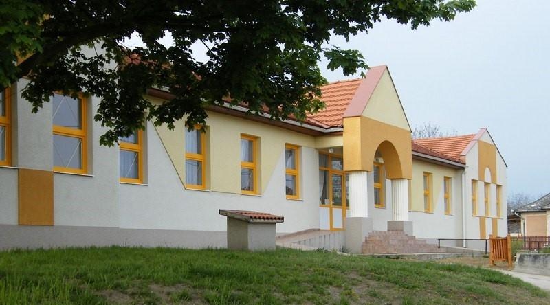 Homlokzatképzés, anyaghasználat Az épületek homlokzata többnyire vakolt kialakítású legyen: a finomtól a durva felületi kialakításig.
