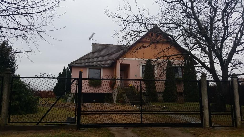 Nem engedhető meg a terméskő vagy az ahhoz hasonló, ragaszott kőutánzatú lapok használata. Kerülendő a homlokzatok kváderes kialakítása.
