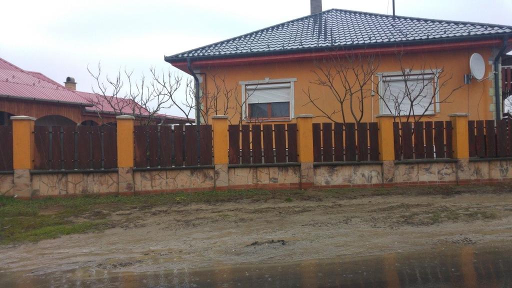 engednek a környezetükre és elősegítik a telek benapozásának biztosítását.