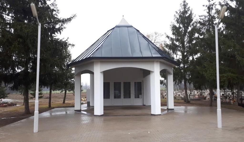 Színvilága, anyaghasználata példaértékű.