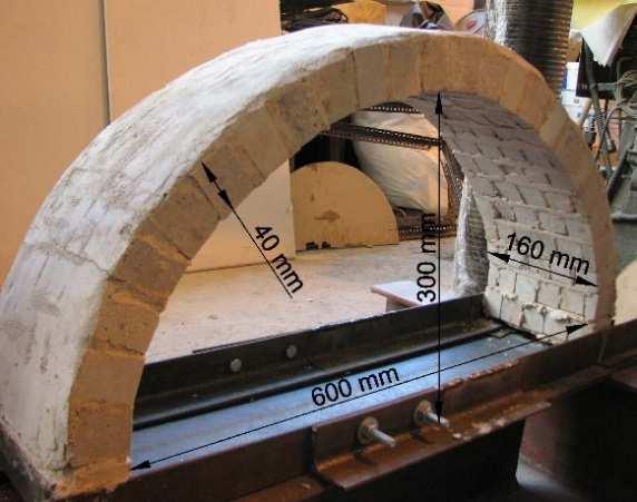Kőboltozatok mérnökgeológiai jellemzése és numerikus modellezése 3. ábra Kicsinyített boltozat a geometriai méretekkel (balra), CFRP szalagokkal erősített boltozat (jobbra) 4.