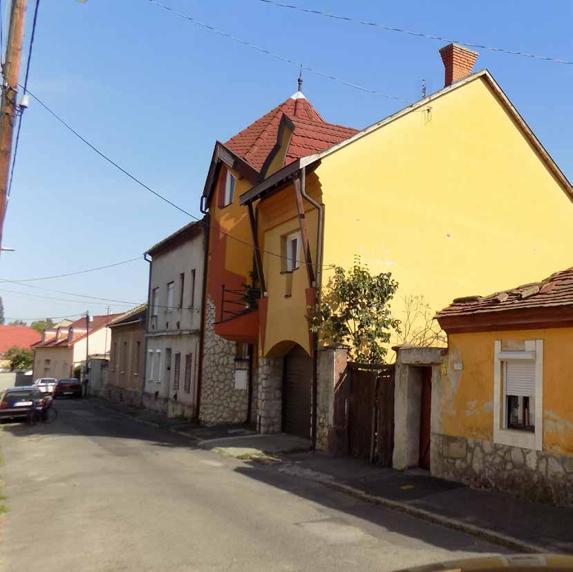 A fő közlekedési tengelyek mentén intenzívebb beépítésű, jellemzően zártsoros, földszintes és egyemeletes lakóépületek és