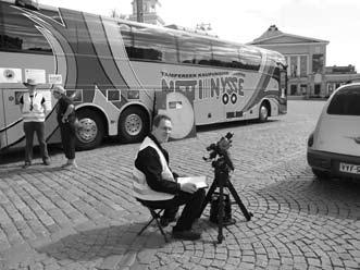 finnországi pillanatok Napbemutatás Tampere fõterén. Fent: A távcsõ mellett Pekka, a busz oldalánál csillagdabeli kalauzom, Emma.