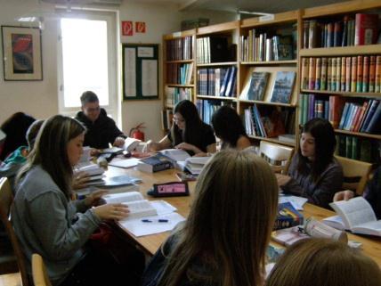 ISKOLAI KÖNYVTÁR Iskolánk könyvtárában 30 ülőhely és 4 internet hozzáféréssel rendelkező számítógép áll az olvasók rendelkezésére.