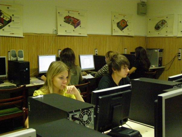 INFORMATIKAI ESZKÖZEINK minden tantermünkben nagyképernyős színes televízió, DVD- és videó lejátszó, valamint projektor található, hét számítógépteremben 150 db korszerű Pentium típusú