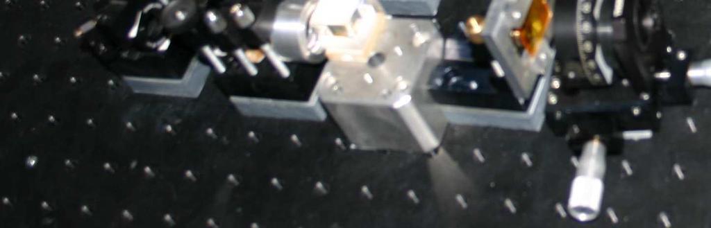 A nyalábtágítást () követően a nyaláb félértékszélessége 3 mm volt. A lineárisan polarizált nyaláb polarizációs irányát λ/-es lemez (3) segítségével állítottam.