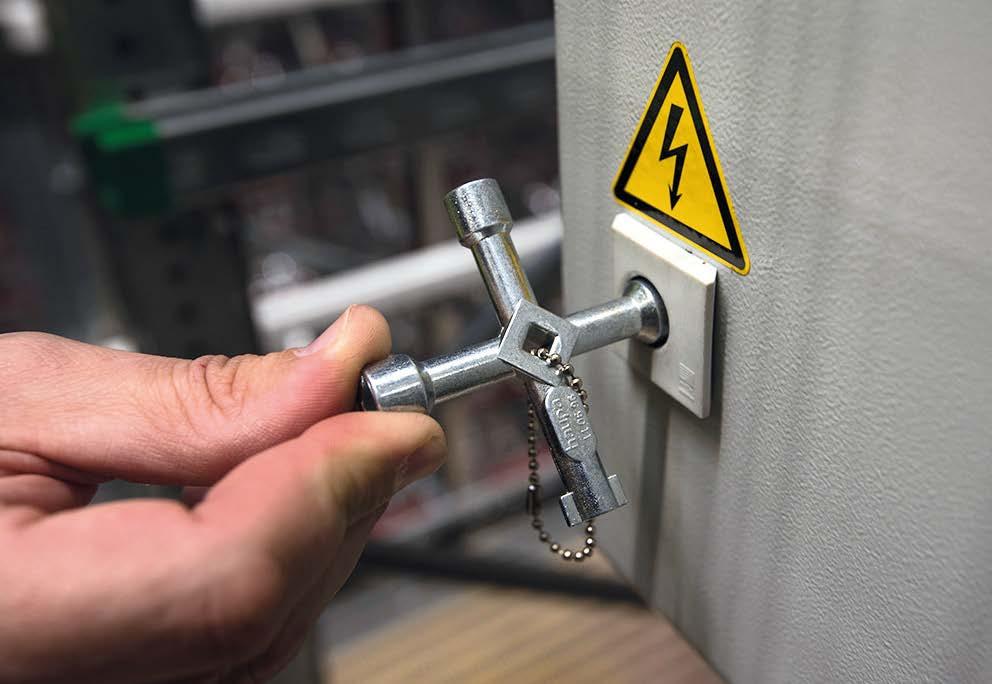 , Me: 2 10 mm Króm -Vanádium acélból, teljes keresztmetszetében edzett, krómozott, 2 komponensű markolattal.
